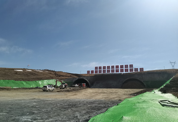 喜迅：平均海拔3300米 久馬高速首座隧道單幅貫通