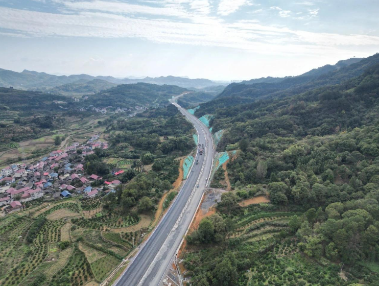 沅辰高速二標(biāo)隧道施工全部完成(圖1) 沅辰高速二標(biāo)隧道施工全部完成(圖1)