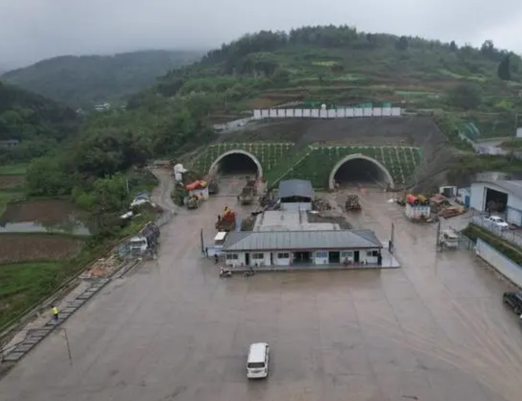 渝遂高速復線云霧山1號隧道全線貫通